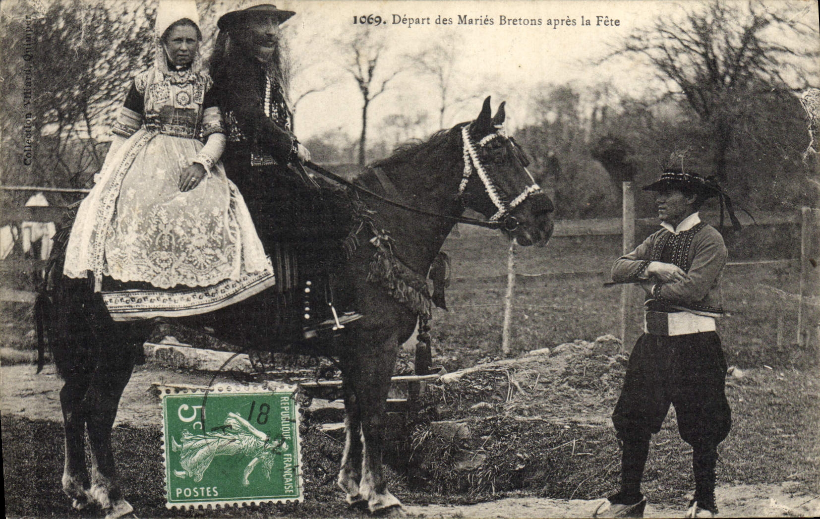 CPA Folklore Depart des maries Bretons apres la fete Cheval Mariage