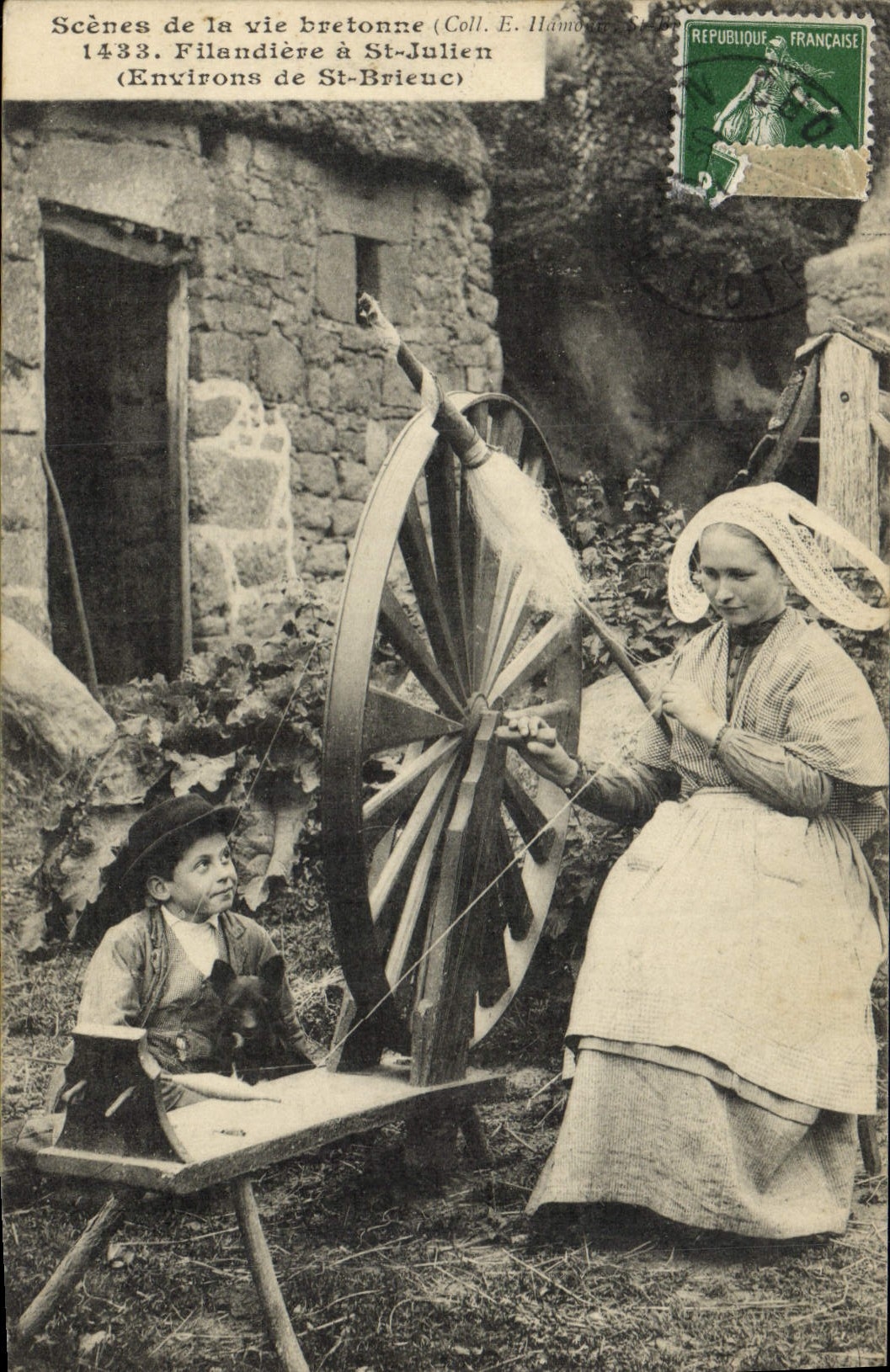 CPA Folklore Scenes de la vie bretonne Filandiere a St Julien Environs de St Brieuc 