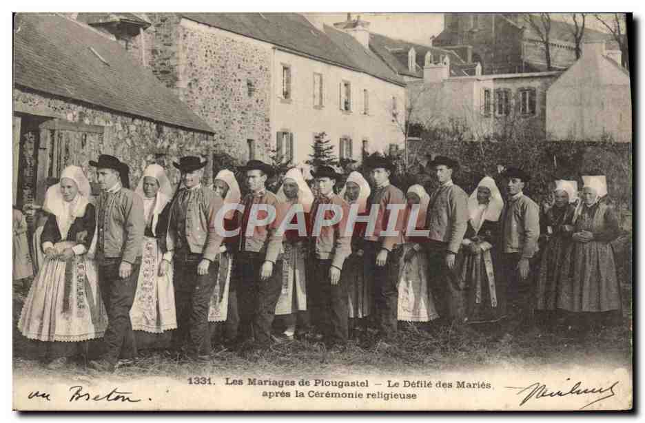 CPA Folklore Les mariages de Plougastel Le defile des maries apres la ceremonie religieuse 