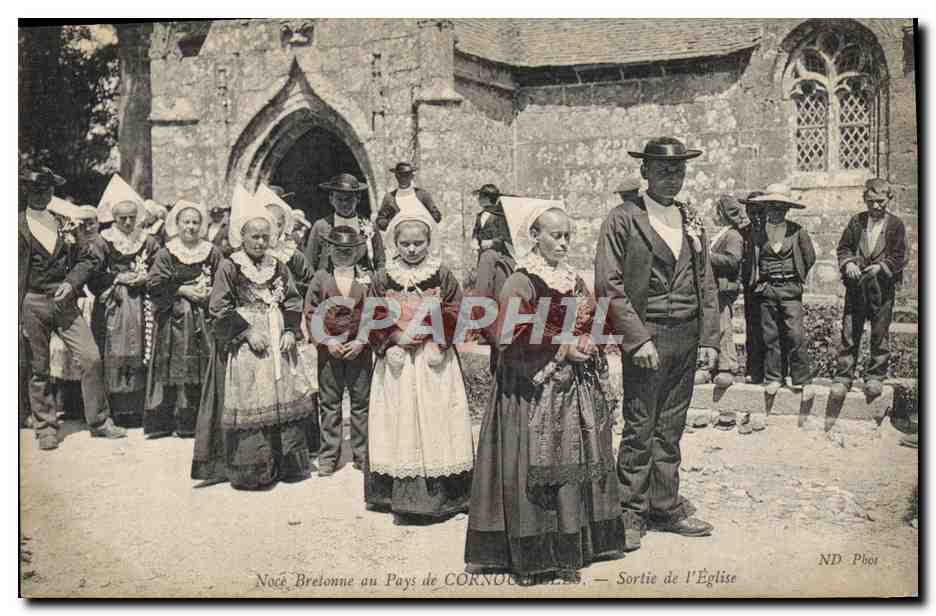 CPA Folklore Noce bretonne au pays de Cornouailles Sortie de l'eglise Mariage 