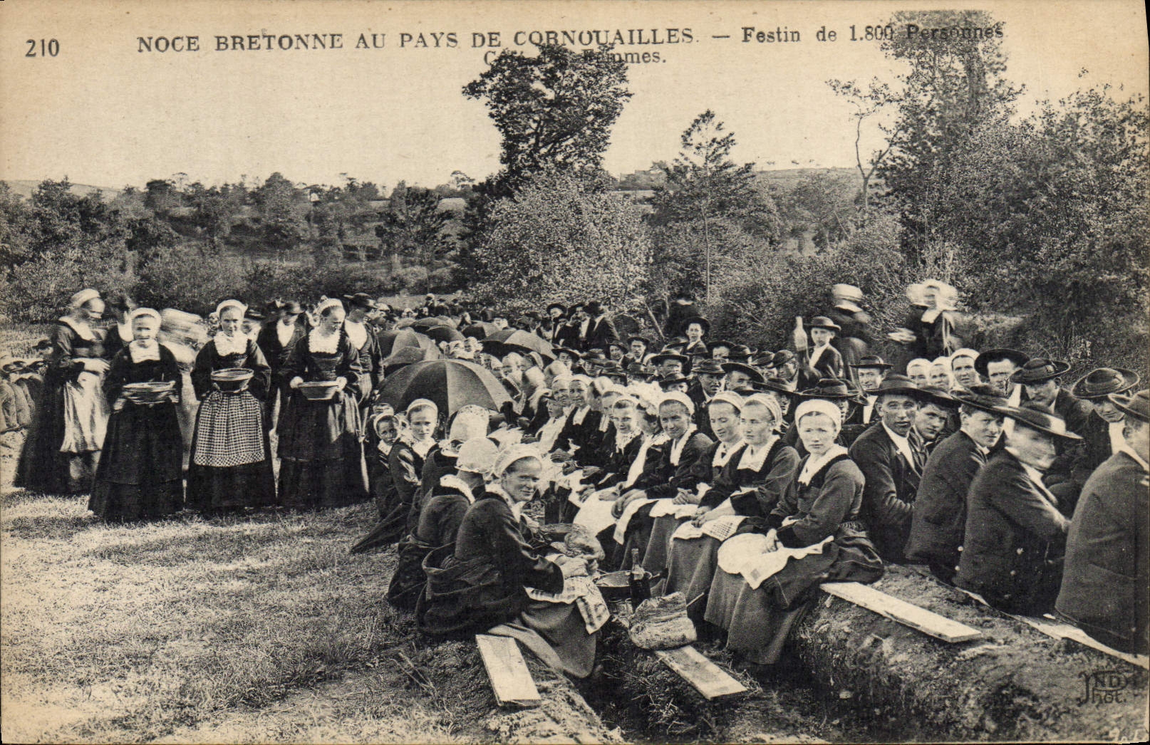 CPA Folklore Noce bretonne au pays de Cornouailles Festin de 1800 personnes Mariage 