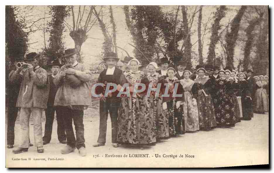 CPA Folklore Environs de Lorient Un cortege de noce 