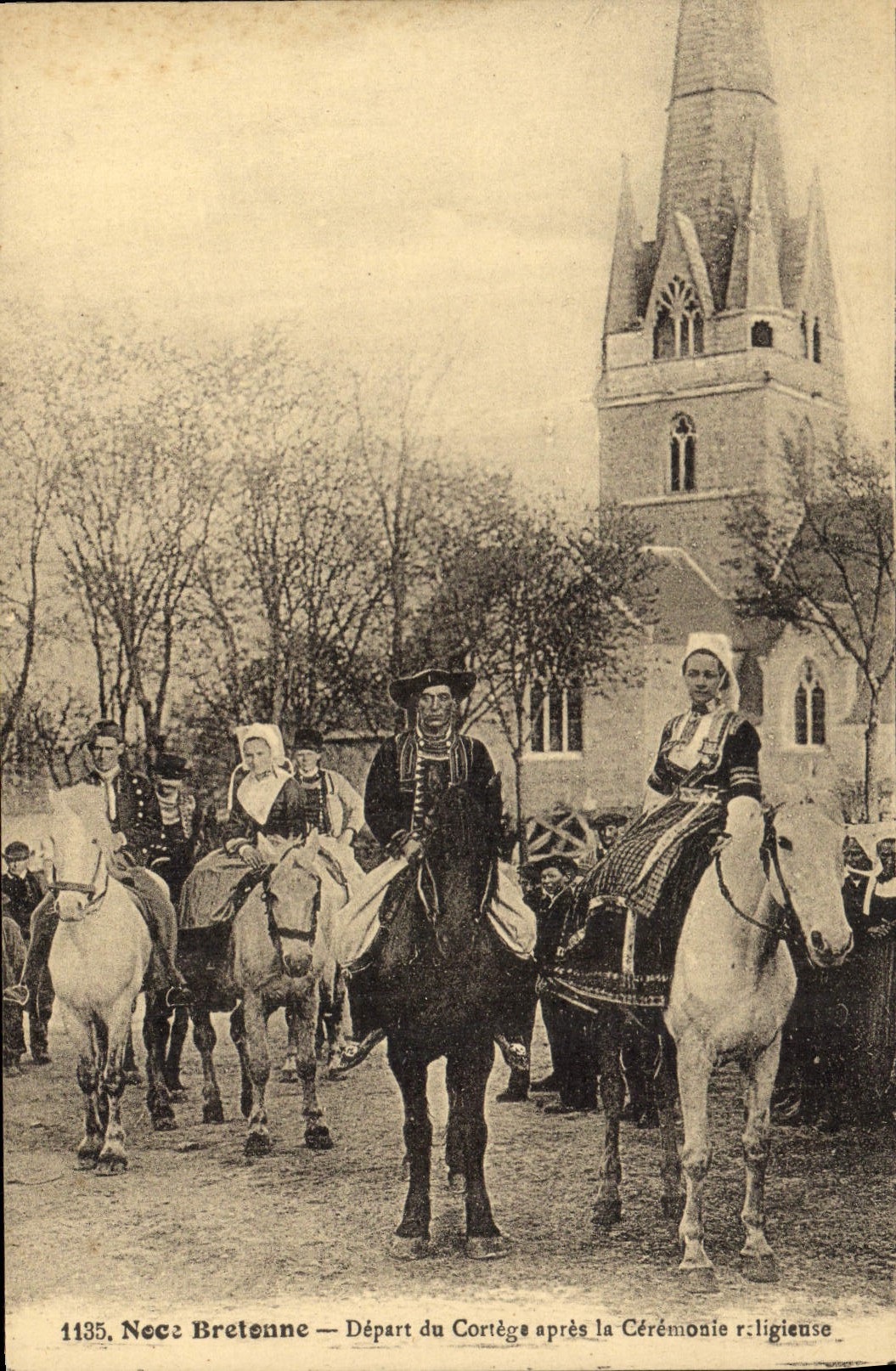 CPA Folklore Noce bretonne Depart du cortege apres la ceremonie religieuse Mariage 