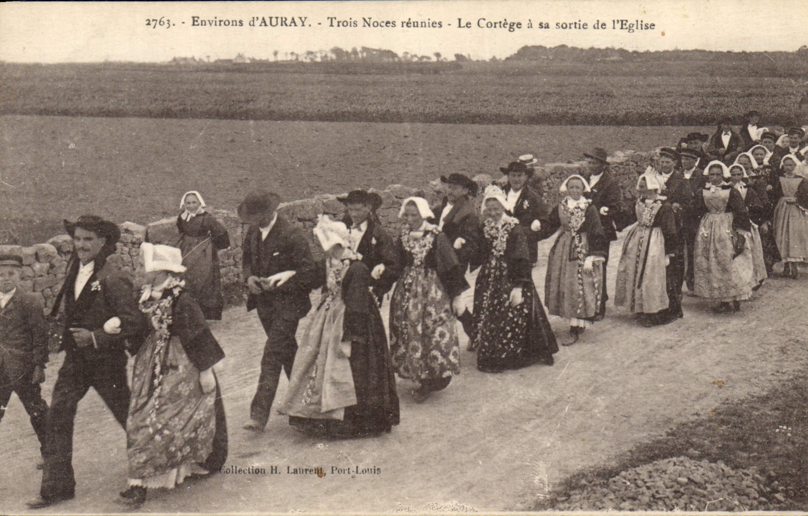 CPA Folklore Environs d'Auray Trois noces reunies Le cortege a sa sortie de l'eglise Mariage 