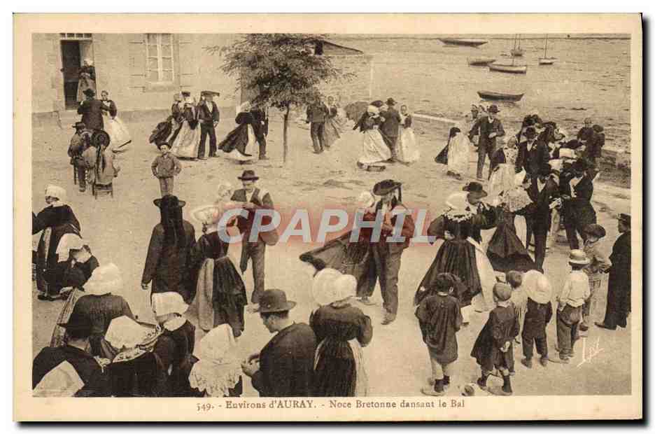 CPA Folklore Environs d'Auray Noce bretonne dansant le bal