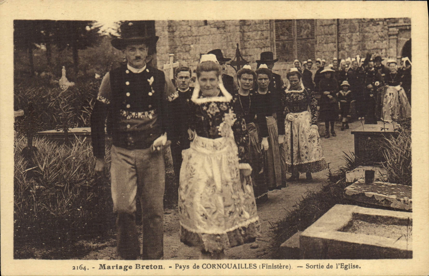 CPA Folklore Mariage breton Pays de Cornouailles Sortie de l'eglise 