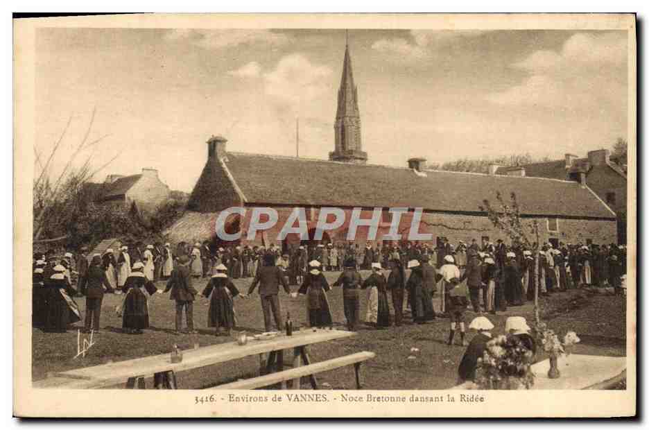 CPA Folklore Environs de Vannes Noce bretonne dansant la ridee Mariage 