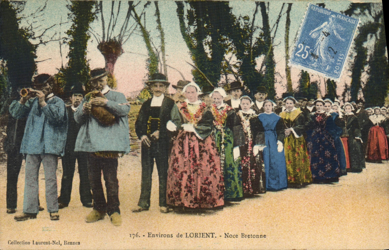CPA Folklore Environs de Lorient Noce bretonne Mariage 