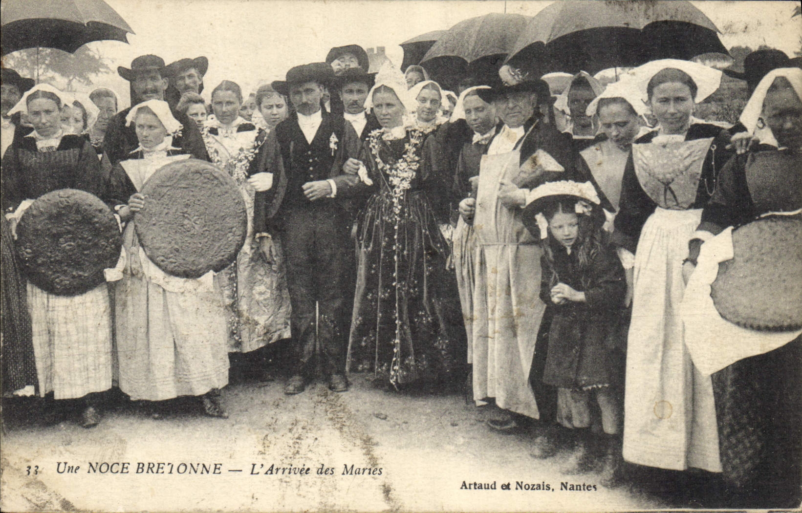 CPA Folklore Noce bretonne L'arrivee des maries Mariage 