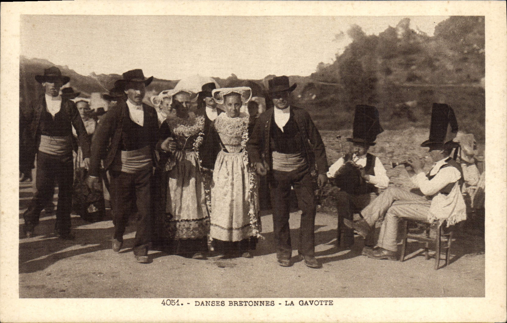 CPA Folklore Danses bretonnes La Gavotte Mariage 