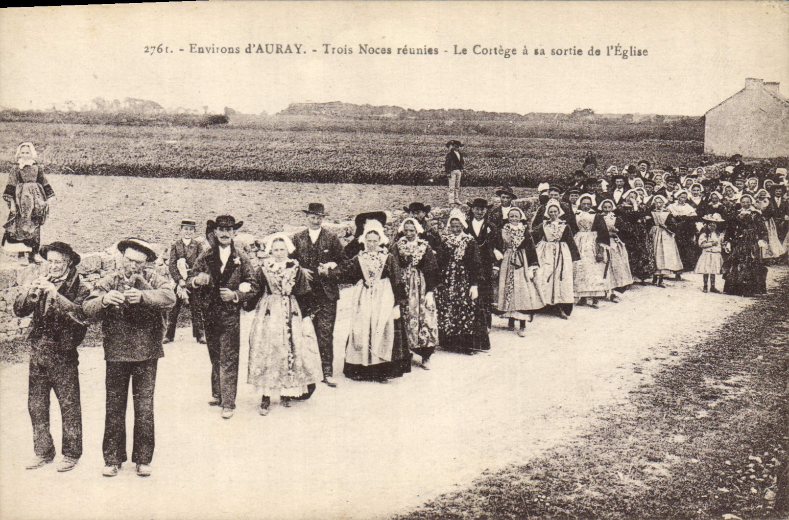 CPA Folklore Environs d'Auvray Trois noces reunies Le cortege a sa sortie de l'eglise