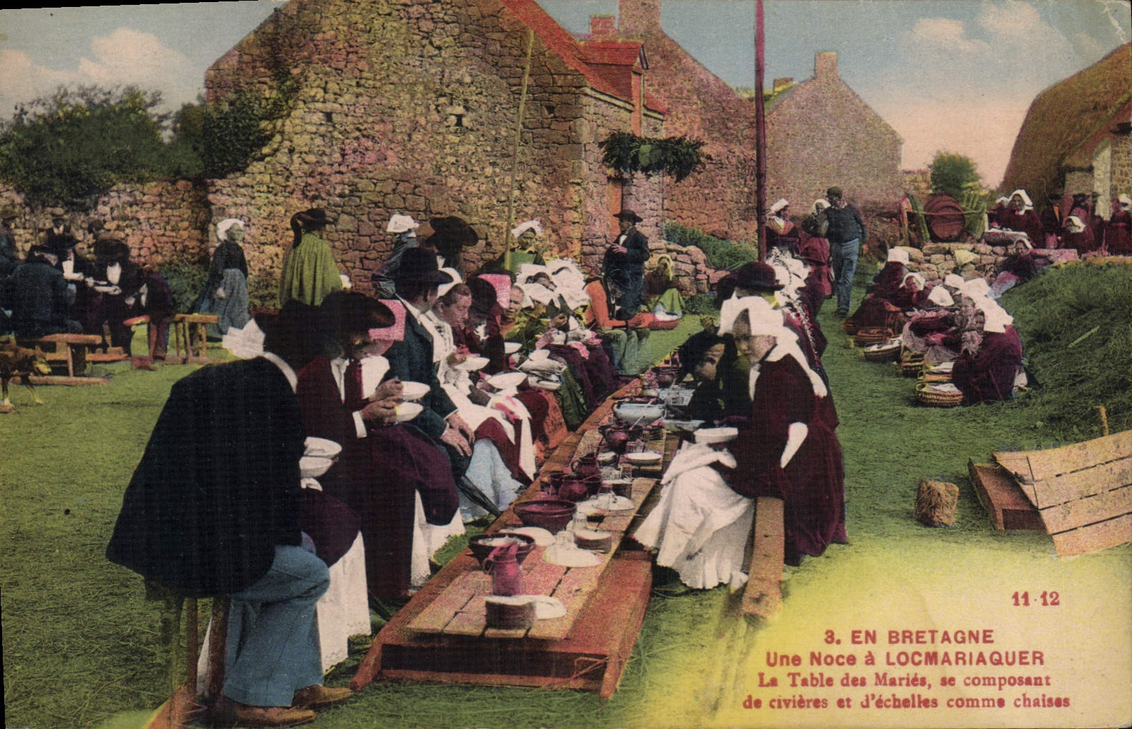 CPA Folklore En Bretagne Une noce a Locmariaquer La table des maries Mariage 