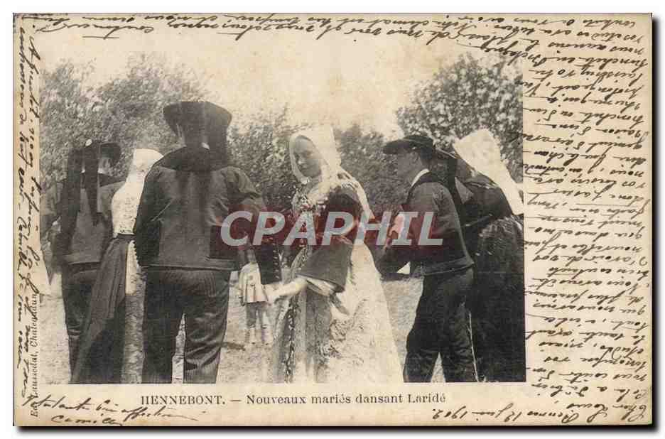 CPA Folklore Hennebont Nouveaux maries dansant Laride 