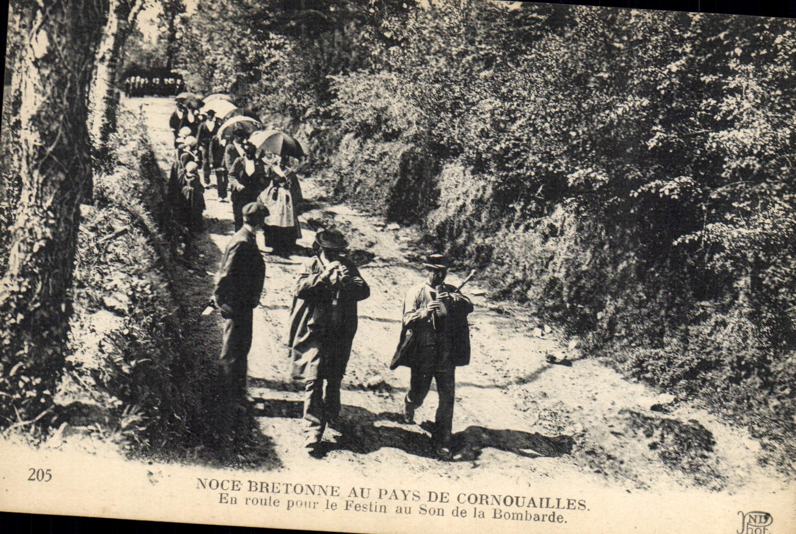 CPA Folklore Noce bretonne au pays de Cornouailles En route pour le festin au son de la bombarde 