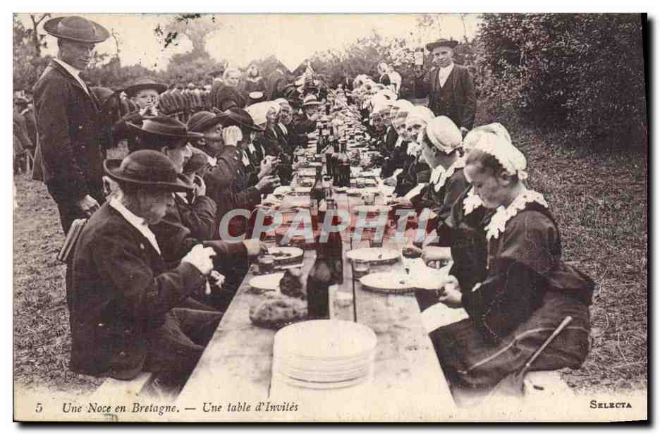 CPA Folklore Une noce en Bretagne Une table d'invites 