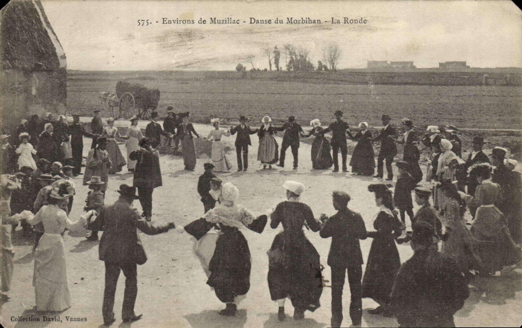CPA Folklore Environs de Muzillac Danse du Morbihan La ronde 