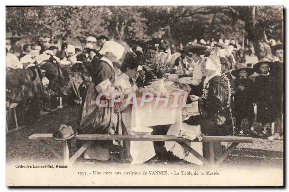 CPA Folklore Une noce aux environs de Vannes La table de la mariee Mariage 