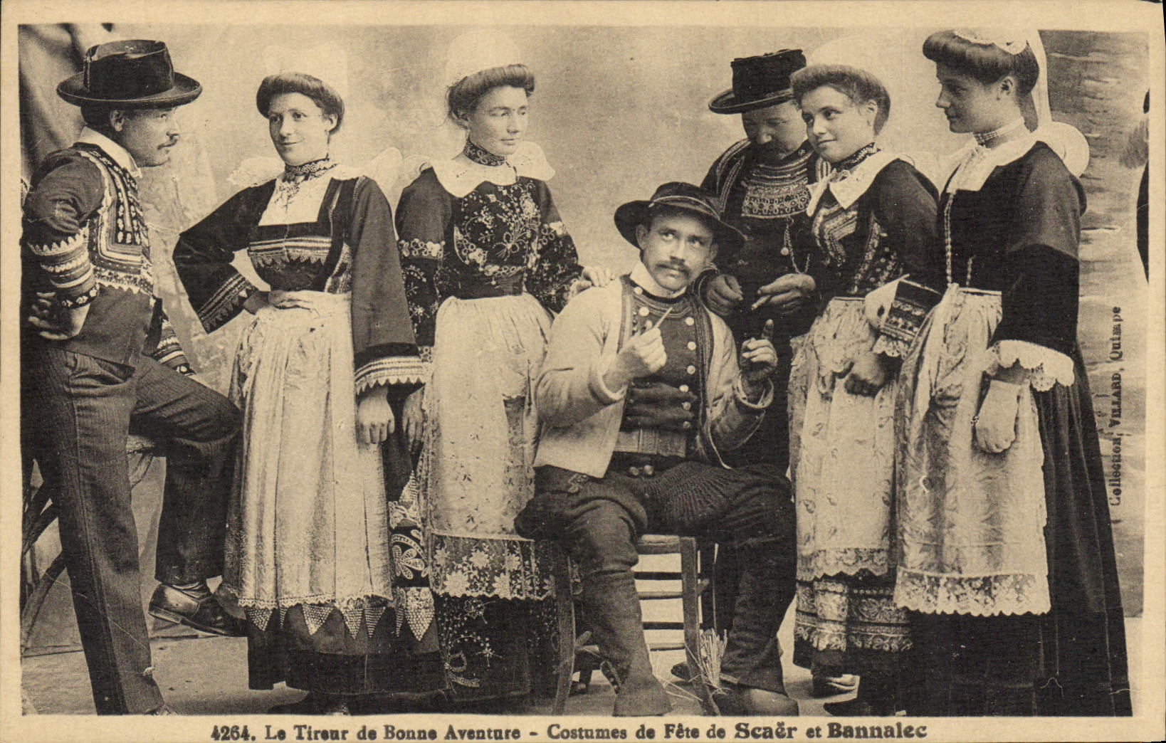 CPA Folklore Le tireur de bonne aventure Costumes de fete de Scaer et Bannalec 