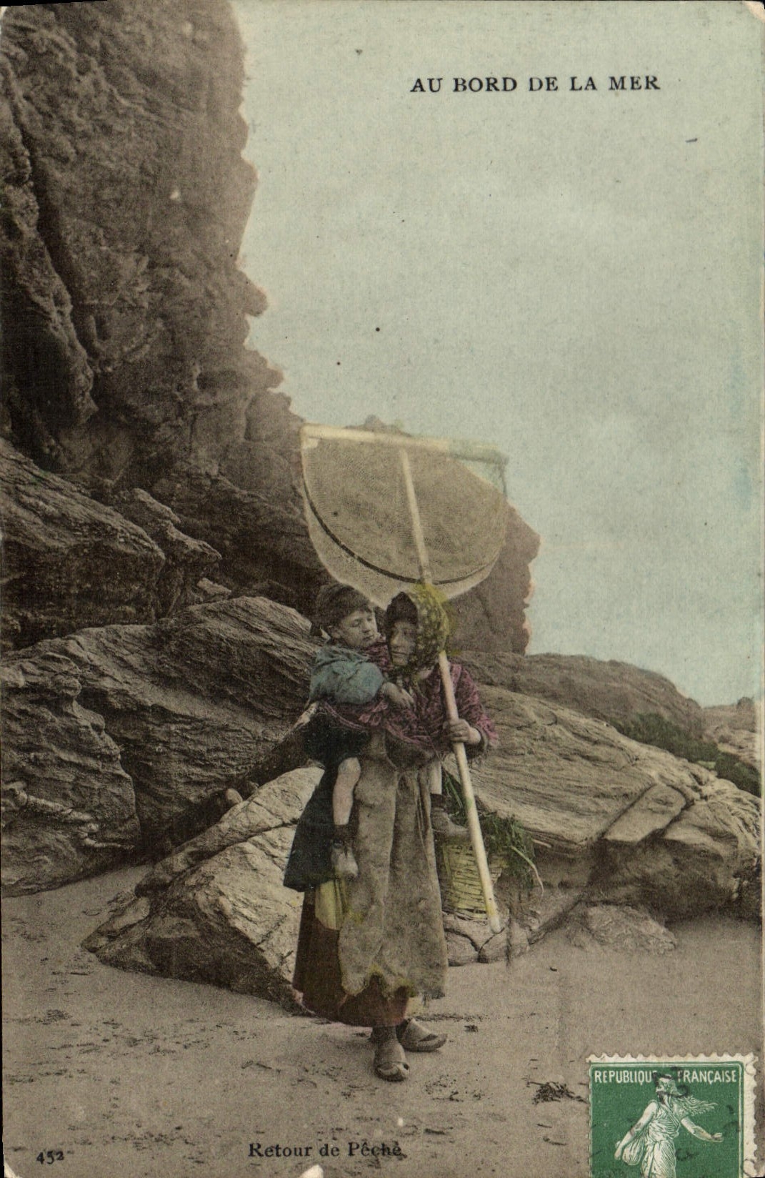 CPA Folklore Au bord de la mer Retour de peche 