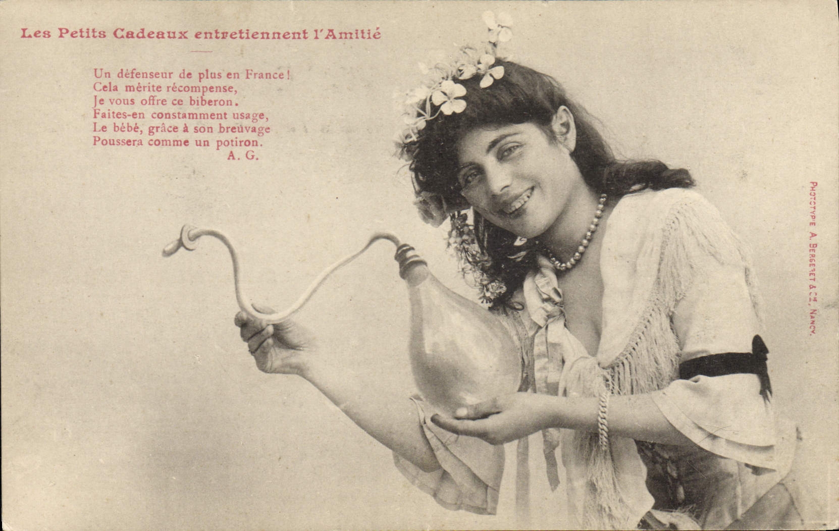 Femme avec biberon — publicité pour 'Les Petits Cadeaux entretiennent l'Amitié' — Phototype A. Brisset & Cie, Nancy