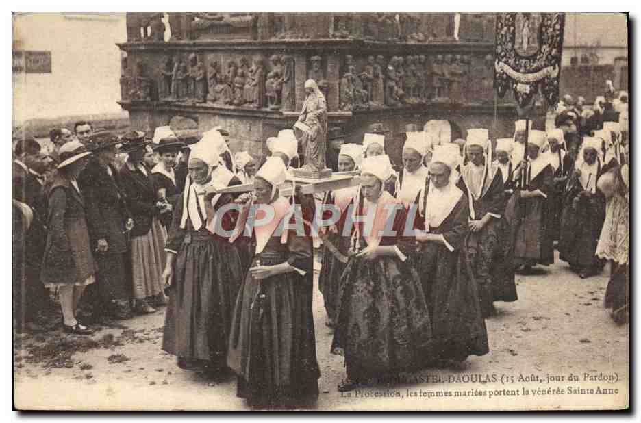CPA Folklore Plougastel Daoulas La procession Les femmes mariees portent la veneree Sainte Anne 