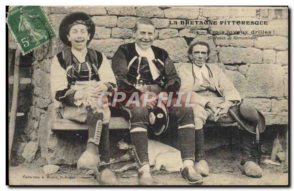 CPA Folklore Bretagne Costumes de Kernascleden 
