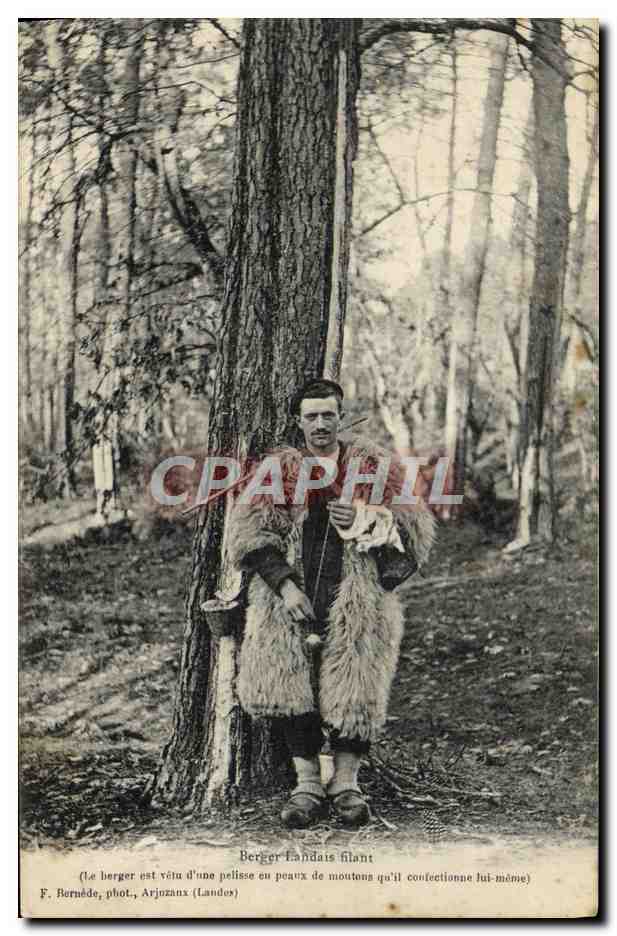CPA Folklore Berger landais filant 