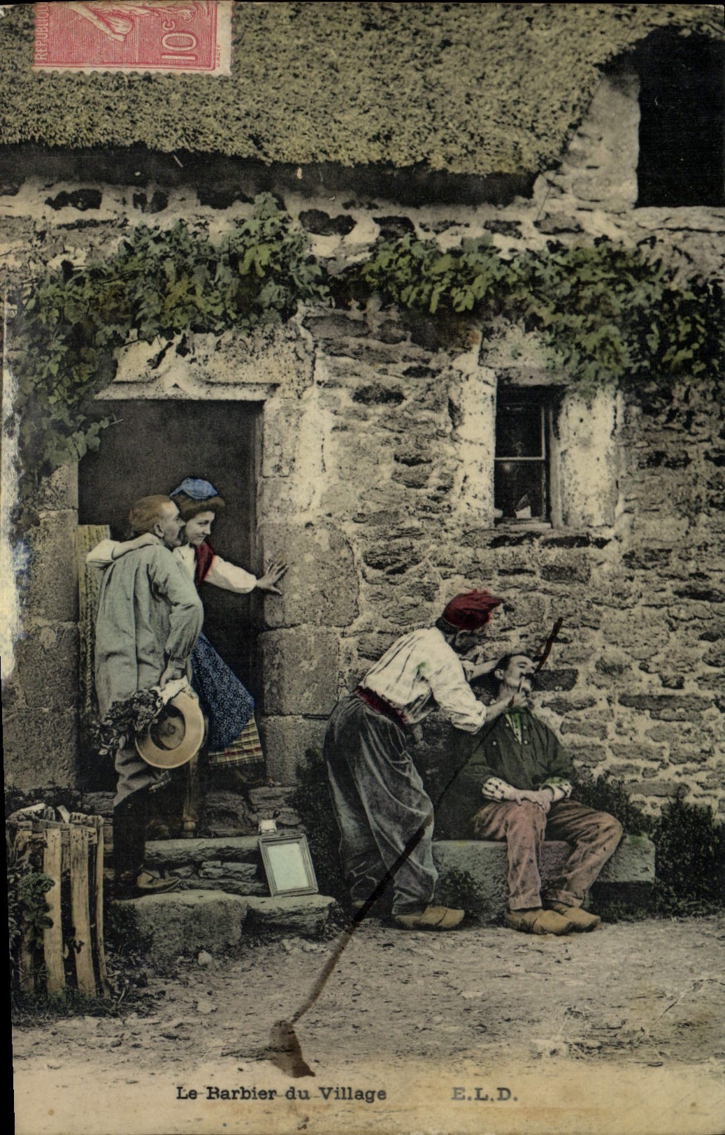 CPA Folklore Le barbier du village Coiffeur 