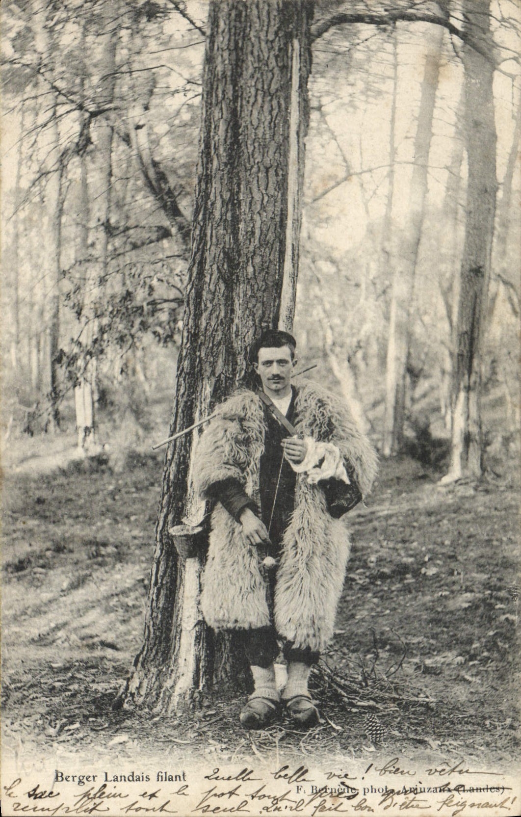 CPA Folklore Berger landais filant 