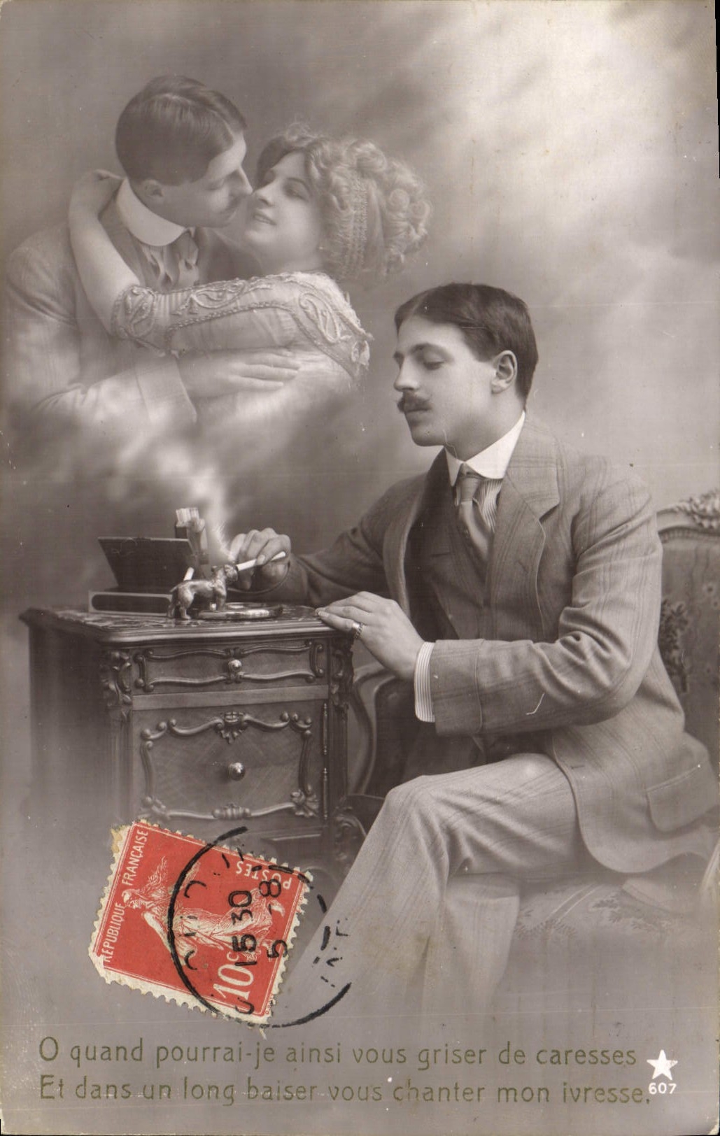 Homme fumant une pipe — scène d'amour en arrière-plan — éditeur inconnu, n° 607