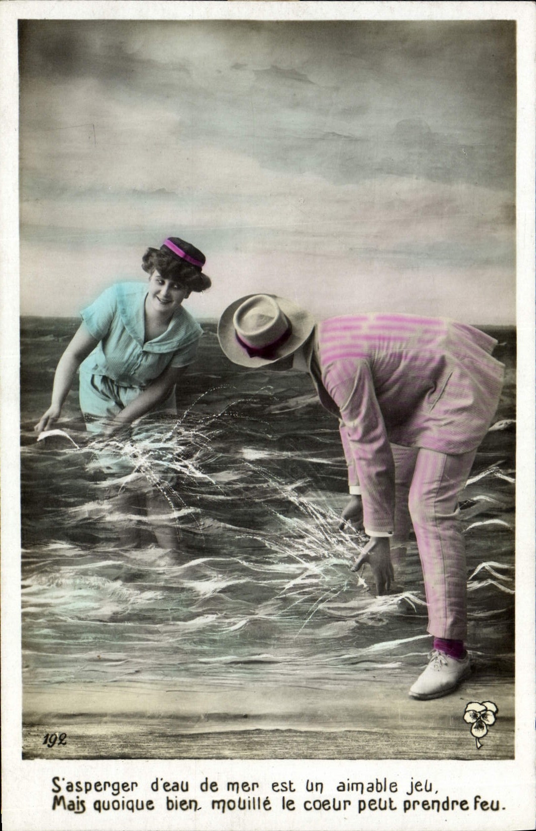 Twee personen die zich besprenkelen aan zee — poëtisch tekst — uitgever Union Postale Universelle, n° 192