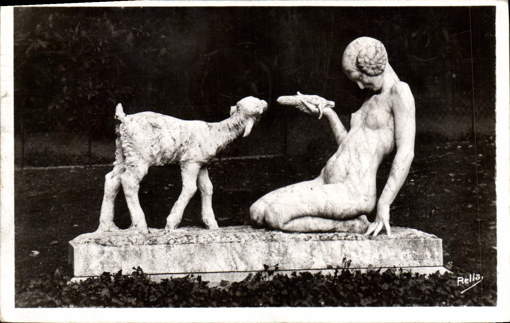 CPA Chevre Nimes Jardins de la fontaine La jeune fille au chevreau Marcel Courbier