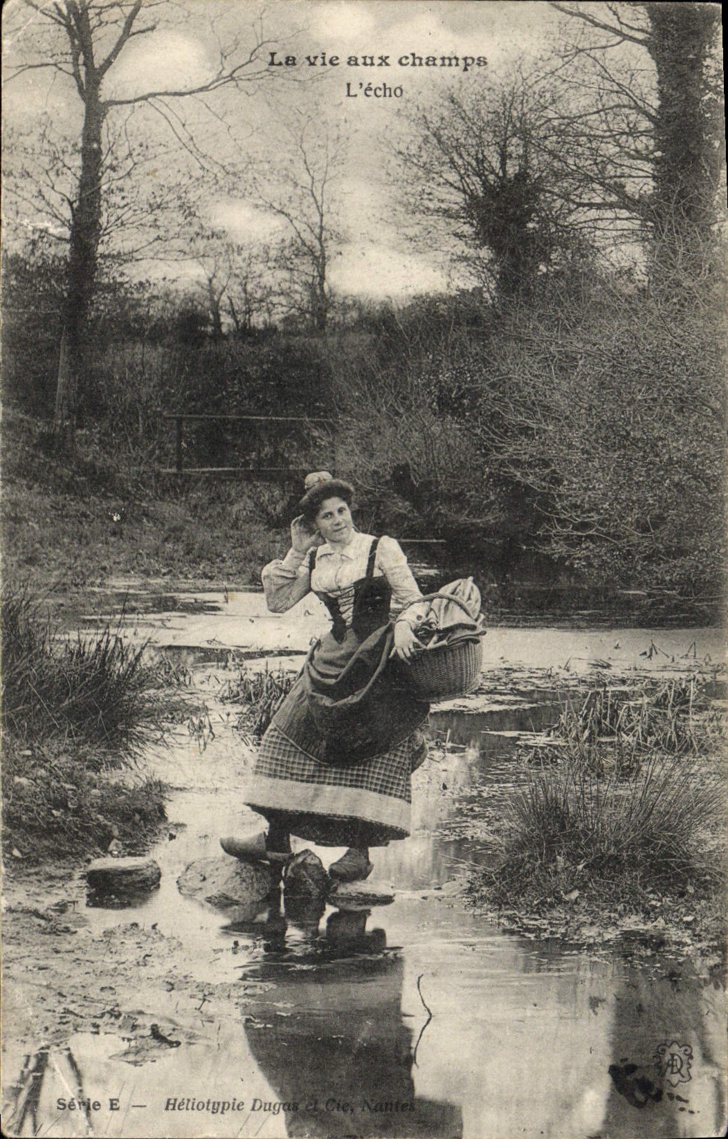 Femme au bord d'un étang — La vie aux champs — Héliotypie Dugas et Cie, Nantes, Série E