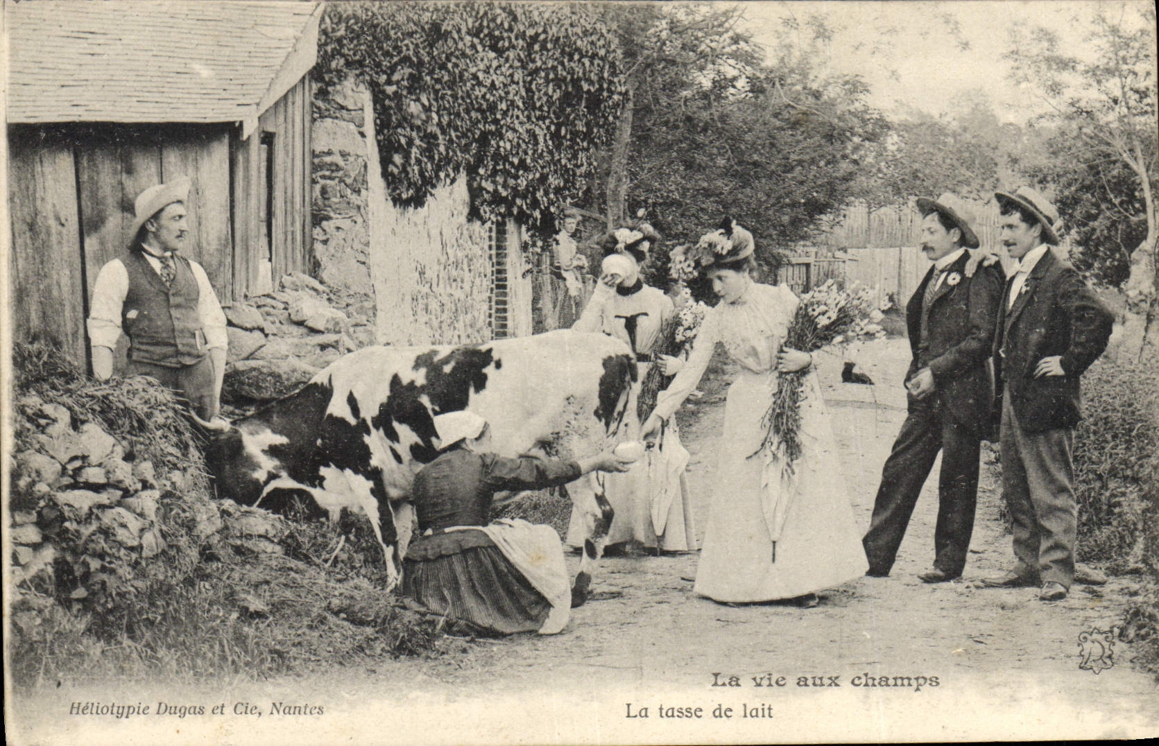 CPA Folklore La vie aux champs la tasse de lait Vache 
