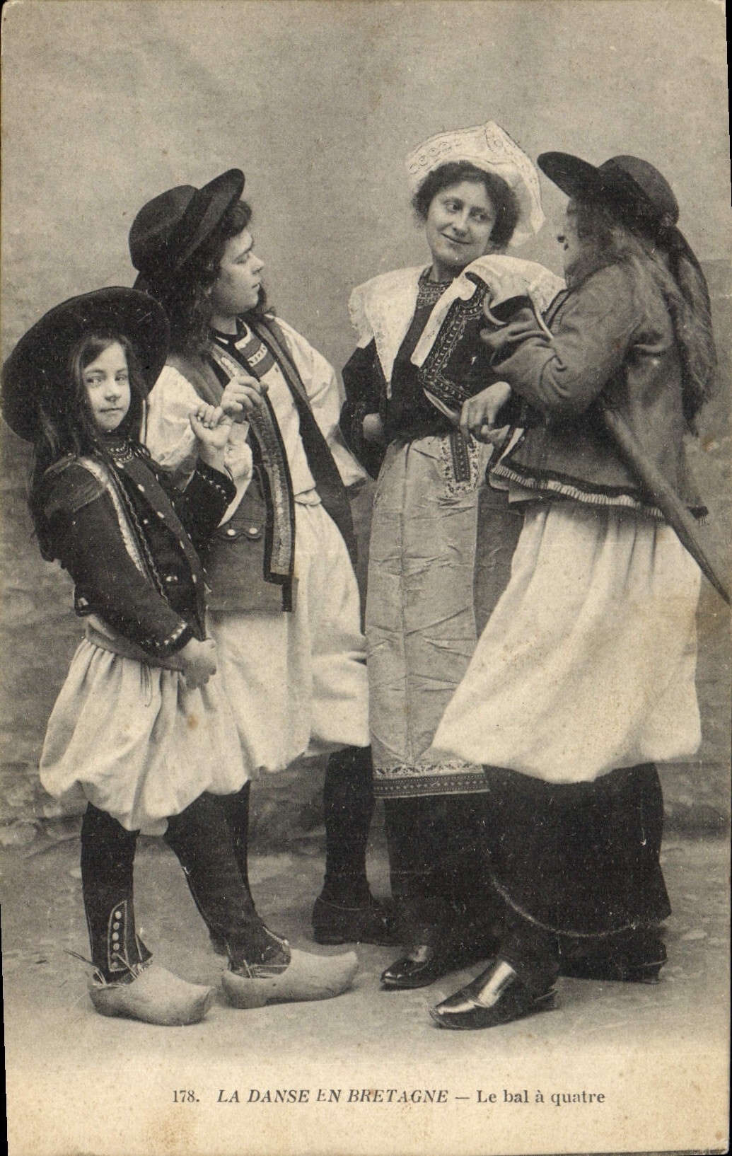 CPA Folklore La danse en Bretagne Le bal a quatre 