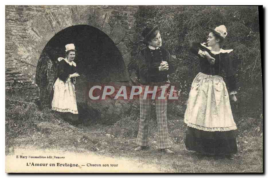 CPA Folklore L'amour en Bretagne Chacun son tour 