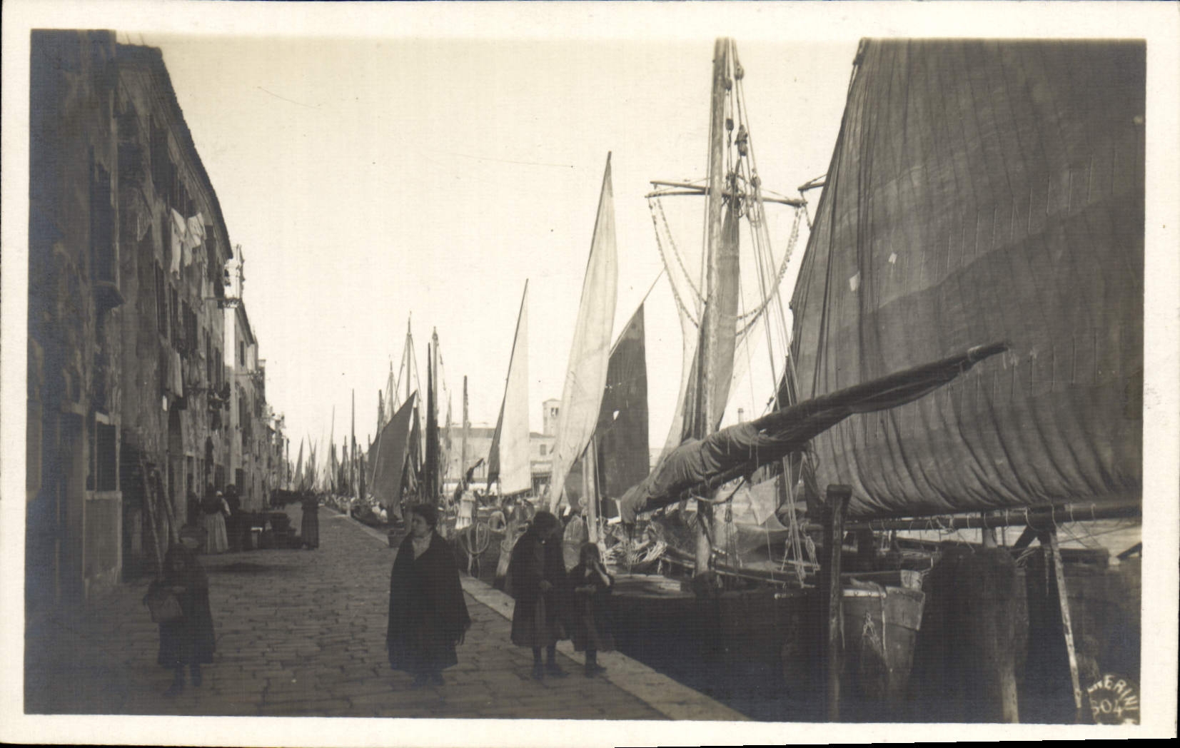 Vénétie — Vue de canal avec bateaux à voiles — éditeur Merlu n° 504