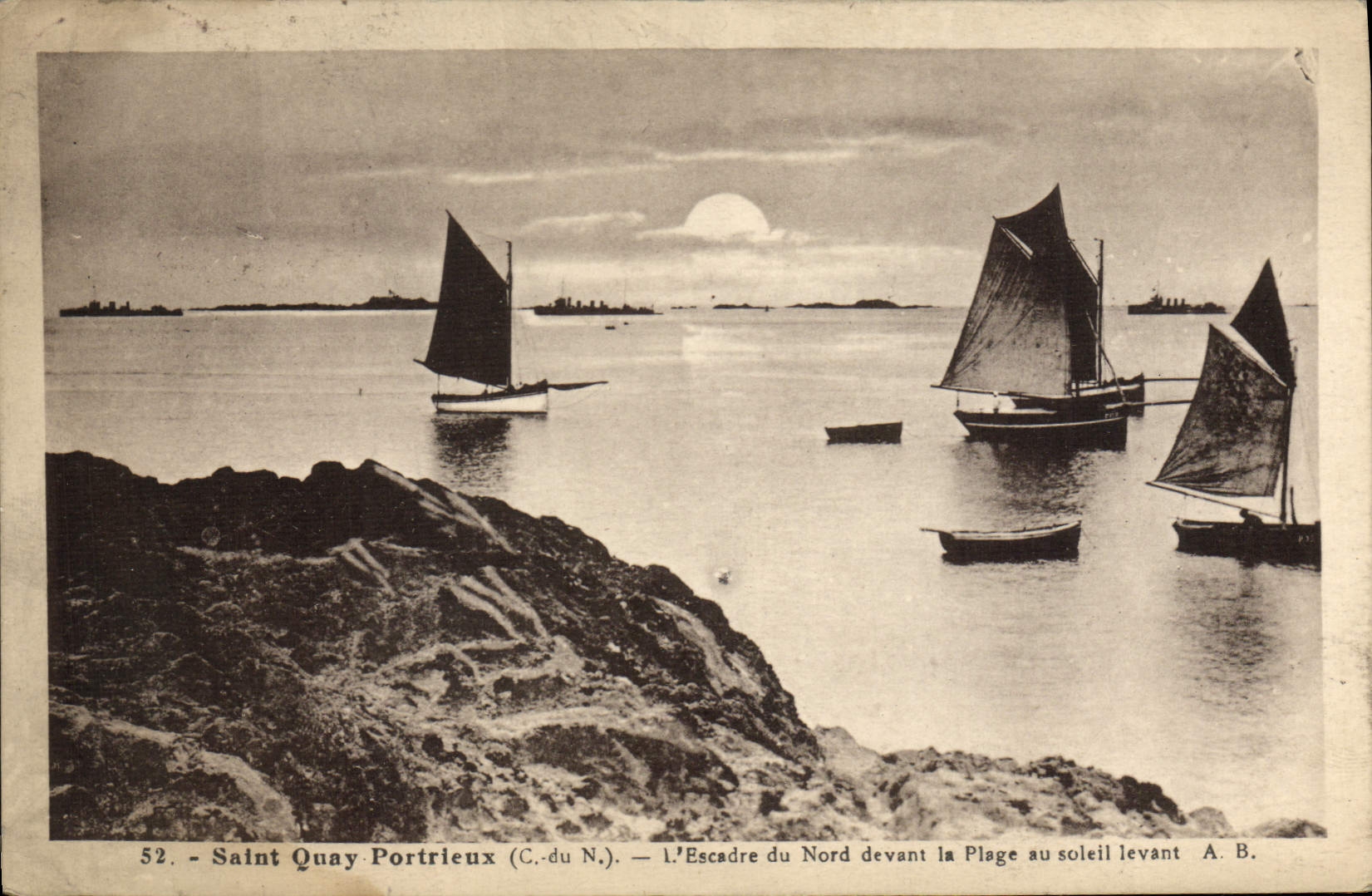 Saint Quay Portrieux (C.-du N.) — L'Escadre du Nord devant la Plage au soleil levant — A. B.