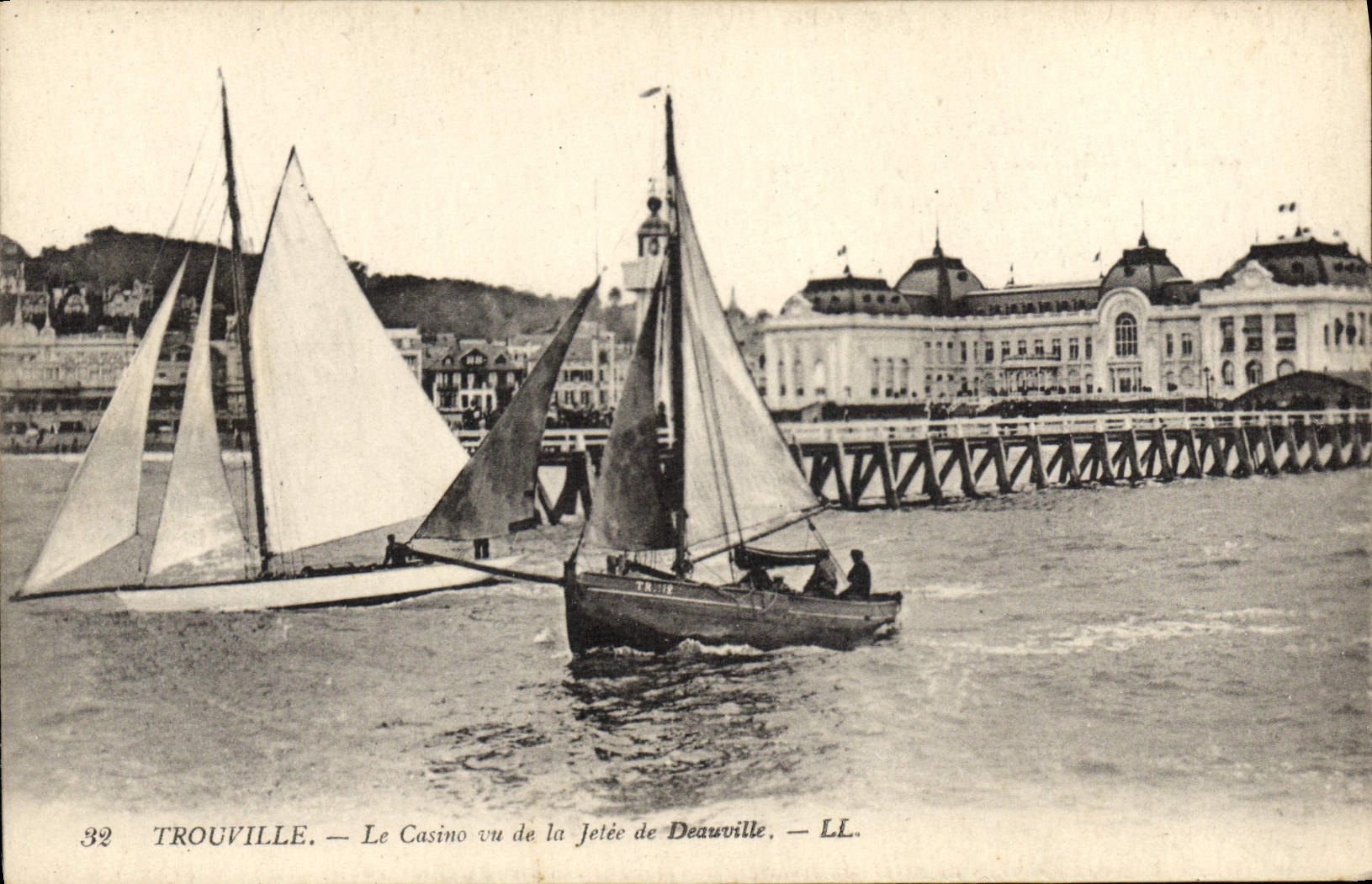 Trouville — Le Casino vu de la Jetée de Deauville — LL. n°32
