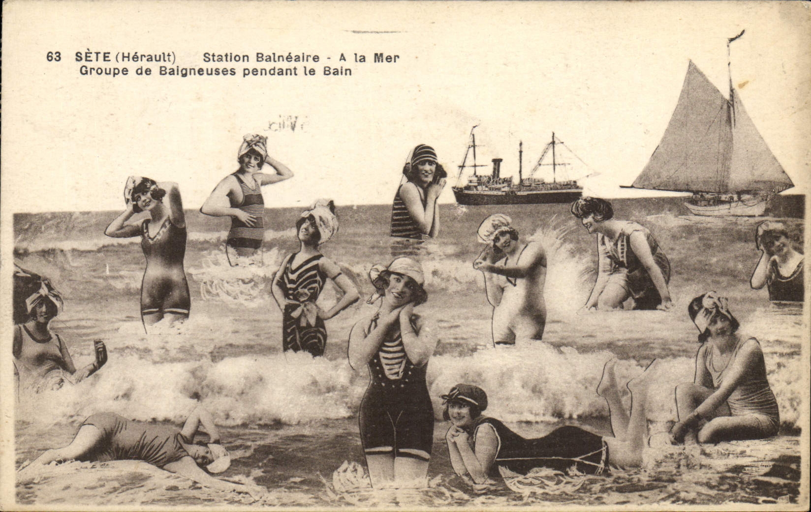Sète (Hérault) — Station Balnéaire - À la Mer — Groupe de Baigneuses pendant le Bain