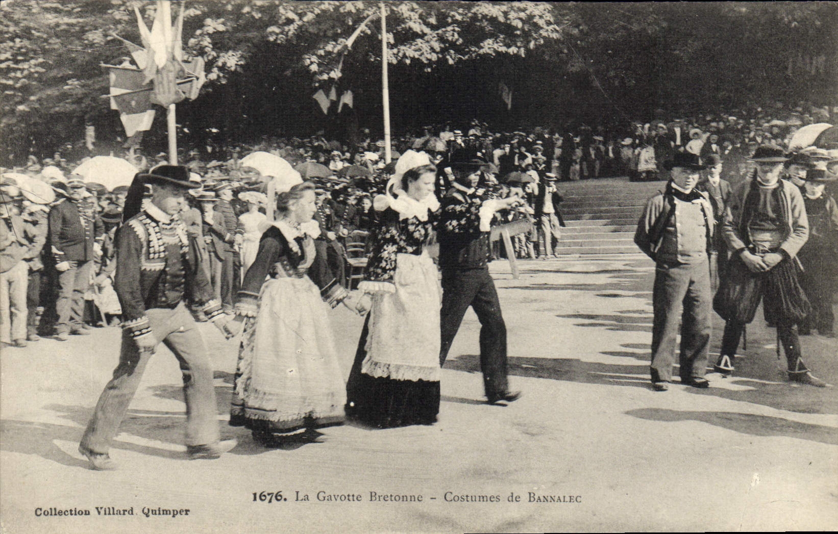 CPA Folklore La Gavotte bretonne Costumes de Bannalec 