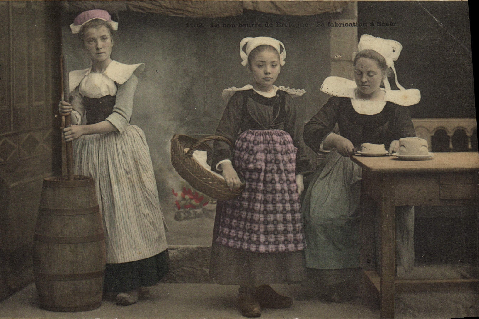CPA Folklore Le bon beurre de Bretagne Sa fabrication a Scaer