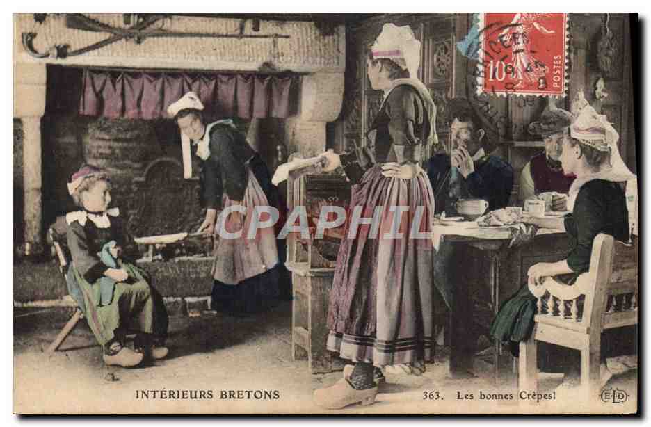 CPA Folklore Interieurs bretons Les bonnes crepes 