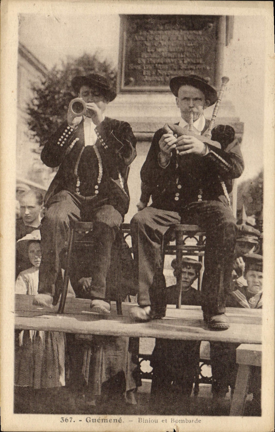 CPA Folklore Guemene Biniou et Bombarde