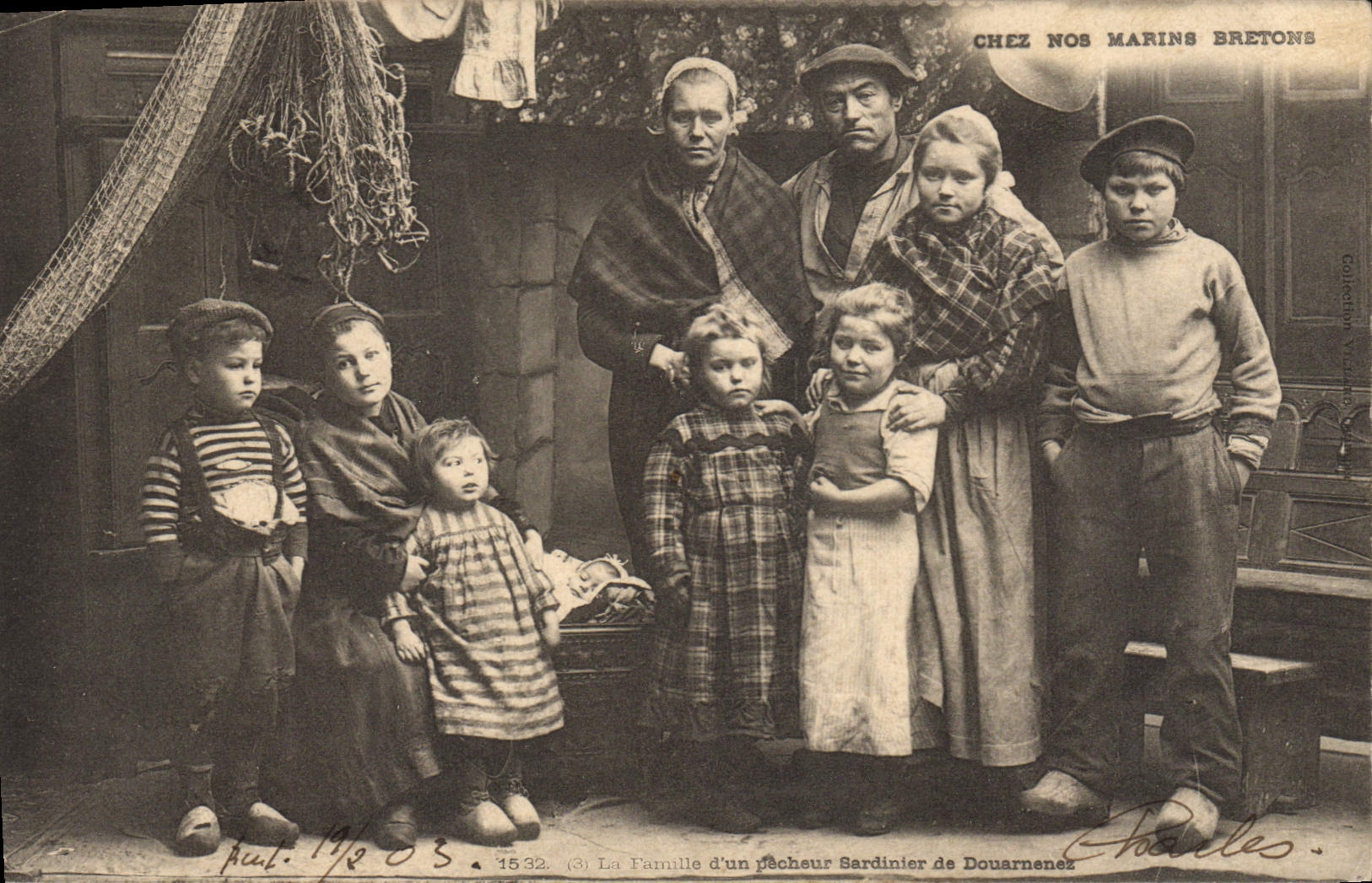 CPA Folklore Marins bretons La famille d'un pecheur sardinier de Douarnenez Peche 