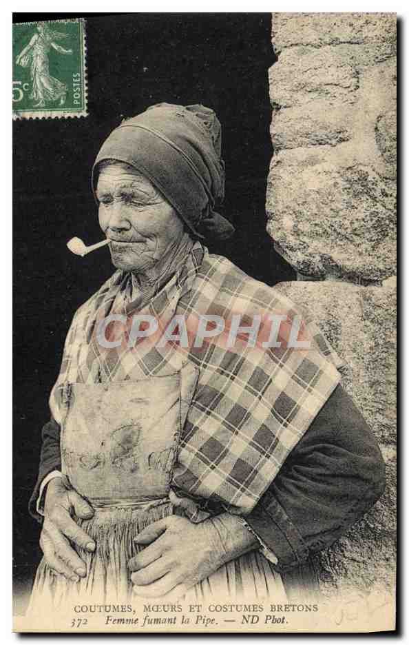 Femme fumant la Pipe — Costumes Bretons — ND Pbot.