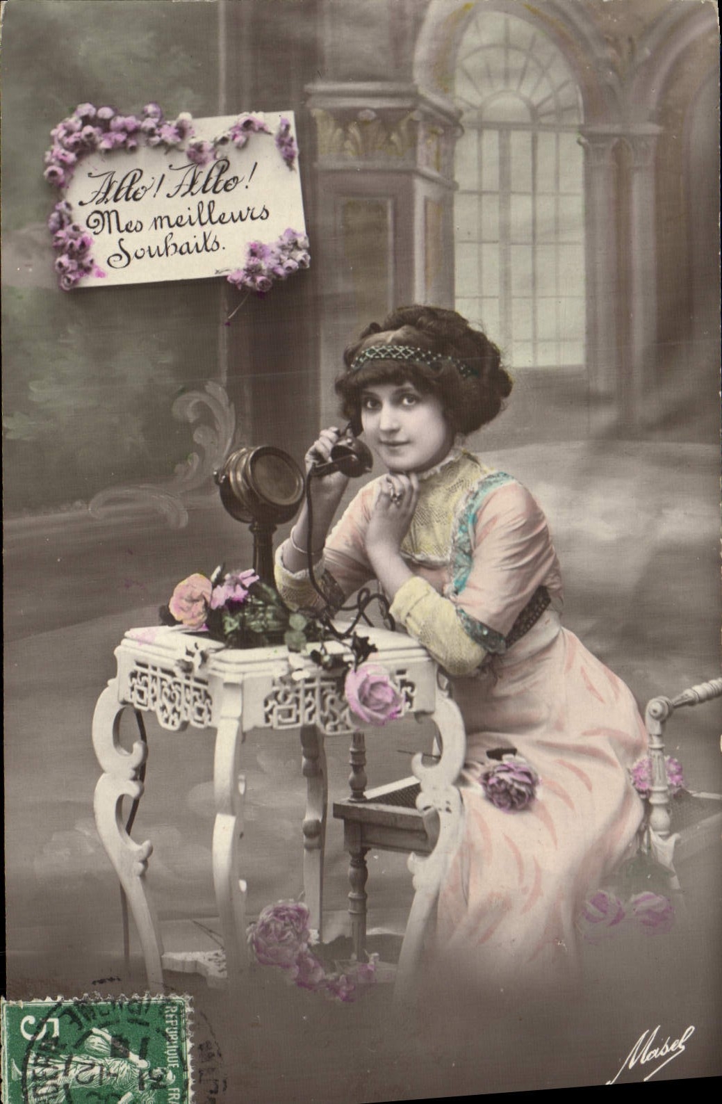 Jeune femme au téléphone — scène de salon — éditeur Masel