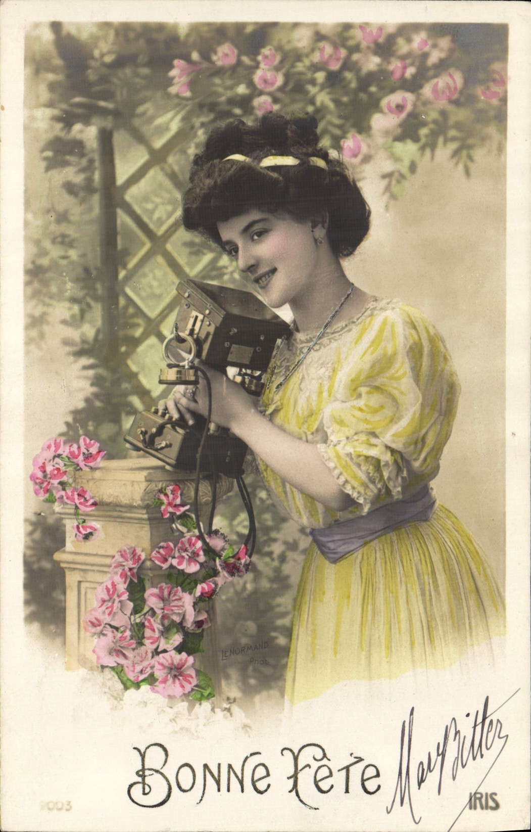 Jeune femme avec appareil photo — Bonne Fête — Mayrètter, Iris, n° 8003