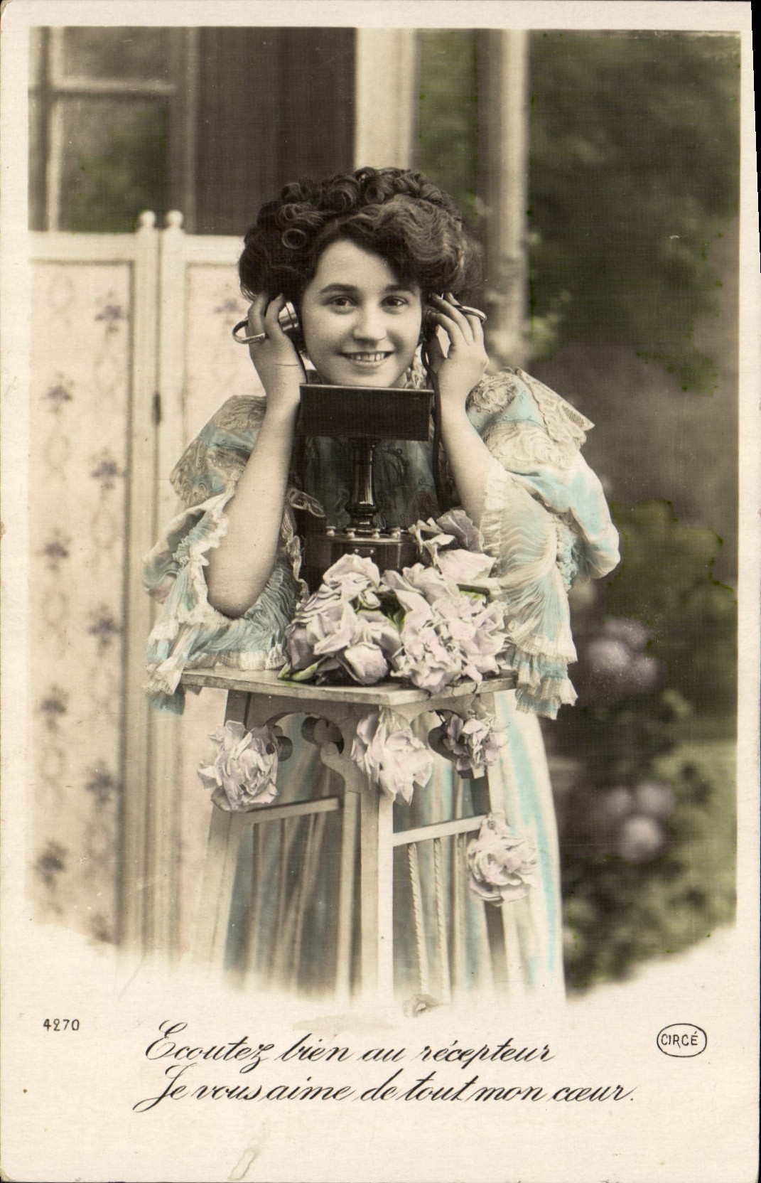 Jeune femme au téléphone — texte amoureux — CIRCÉ n°4270