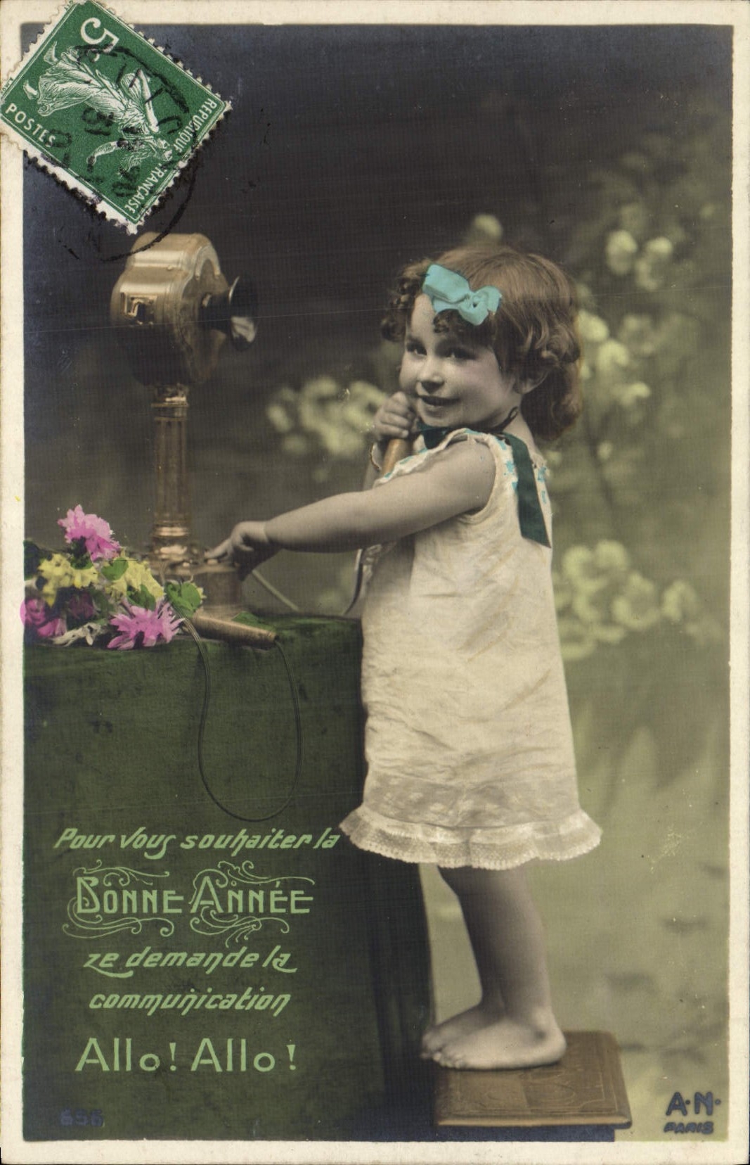 Petite fille jouant avec un téléphone — A.N. Paris, n° 656